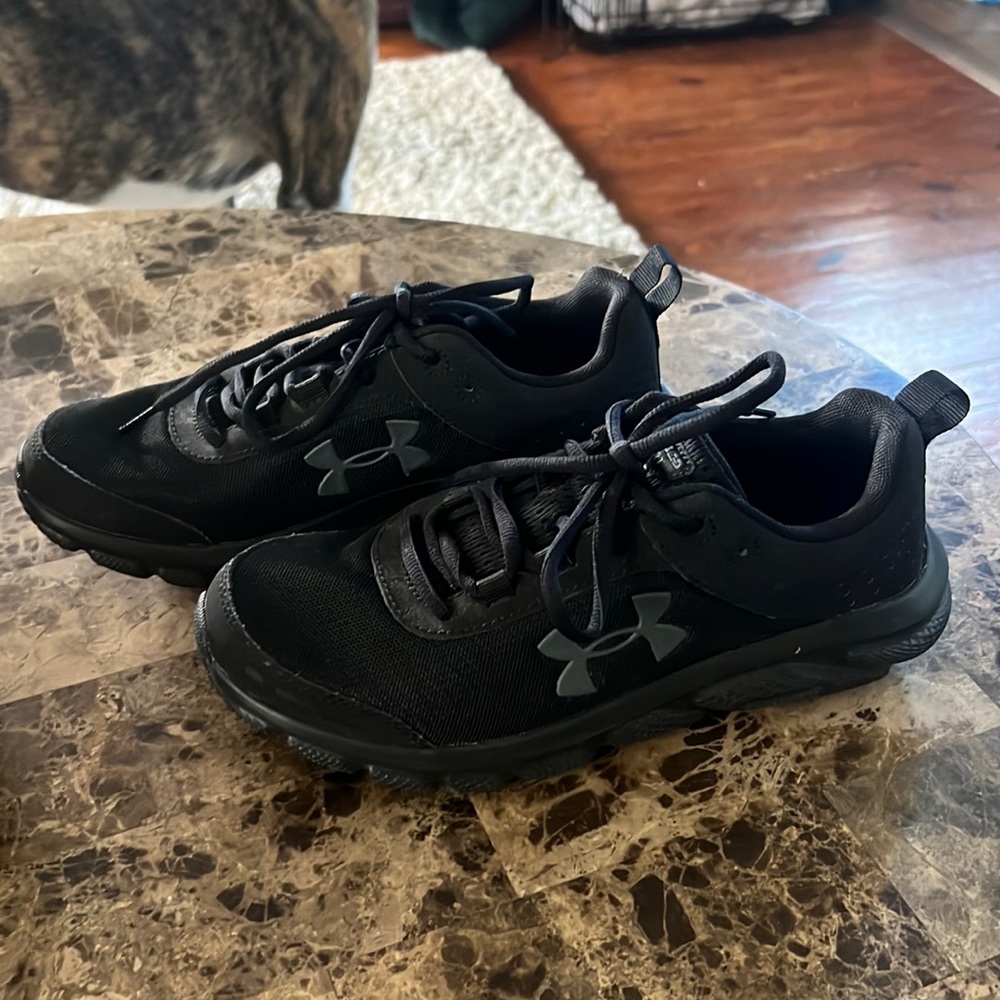 Women’s size 7 UA Charged Assert Shoes